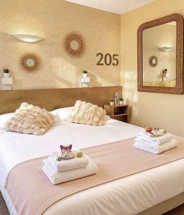 غرفة بسرير كوين، HOTEL LE LION D'OR 7/10