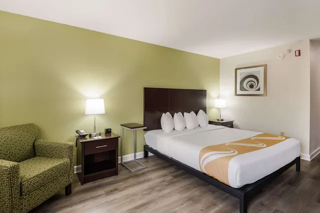 غرفة بسرير كينج لذوي الإعاقة، Quality Inn & Suites Quincy - Downtown 1/1