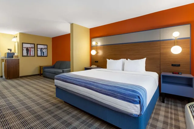 Studio, Suite, King Bed, Americinn By Wyndham Fulton Clinton 1/1