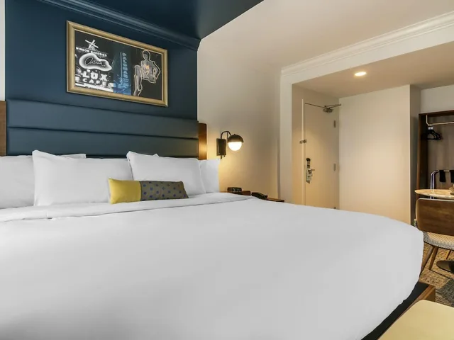غرفة بريميوم بسرير كينج بإطلالة على المدينة، Hotel Belmont Vancouver - MGallery Collection 1/4