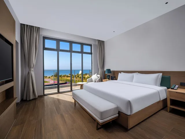 1 Bedroom, Suite, King Bed, Sea Front, Bathtub، Holiday Inn Resort Wanning Shenzhou Peninsula by IHG 2/2