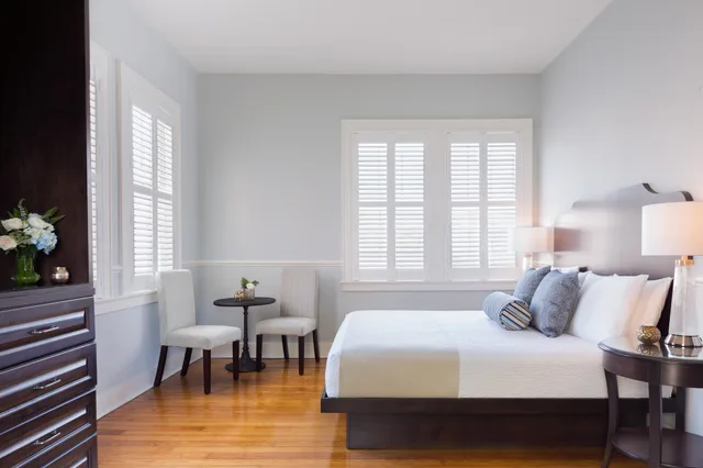 Standard, King Bed, Courtyard Area، Elliott House Inn 4/8