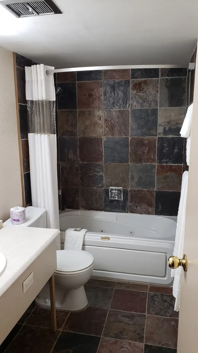 Suite, Queen Bed, Jetted Tub, Main Floor، Ramada By Wyndham Pinewood Park Resort North Bay 5/5