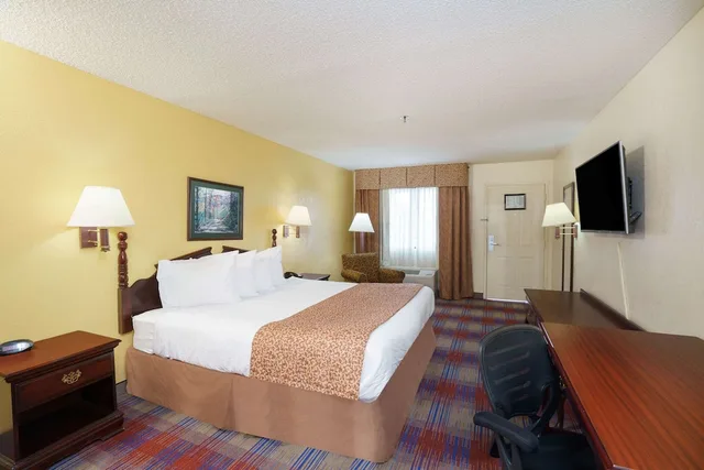 غرفة قياسية بسرير كينج للمدخنين، Travelodge by Wyndham Montgomery East 2/8