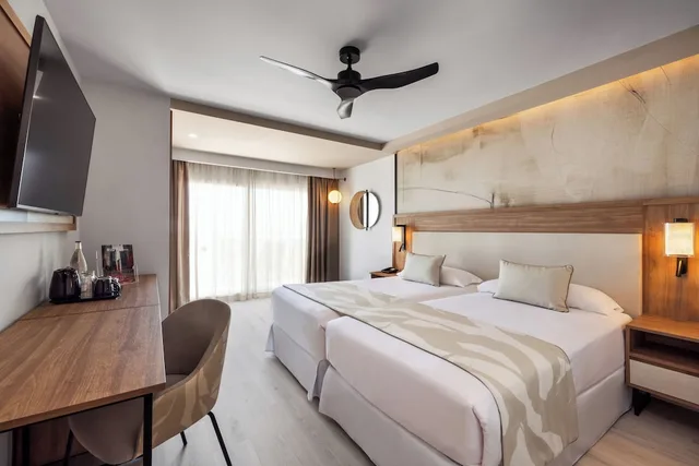 غرفة بسريرين منفصلين بشرفة بإطلالة جزئية على البحر مع أريكة، Riu Palace Nautilus - Adults Only 6/10