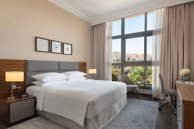 شقة ديلوكس بسريرين مزدوجين بشرفة بغرفتي نوم، Marriott Executive Apartments Doha, Le Mirage City Walk 2/4
