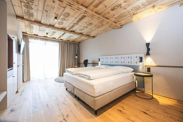 Blue, Twin Beds, Lake View, Balcony، Neue Post Hotel 2/4
