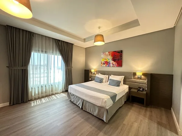 شقة بسريرين منفصلين وسرير كينج بغرفتي نوم، كورنيش لورين سويتس(Loren Suites Corniche) 4/10