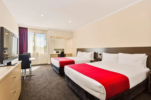Renovated, 2 Queen Beds، Quality Hotel Manor 1/2
