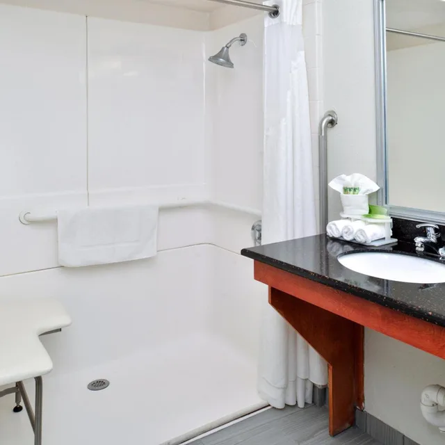 Room, King Bed, Pool Side, Accessible، Best Western North Attleboro / Providence Beltway 3/3
