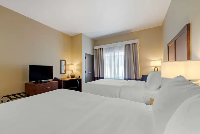 غرفة قياسية بسريرين كوين، Comfort Inn and Suites Harrah 1/3