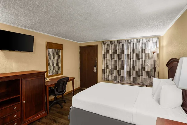 غرفة بسرير كوين بمطبخ صغير للمدخنين، Knights Inn Ashland 2/4