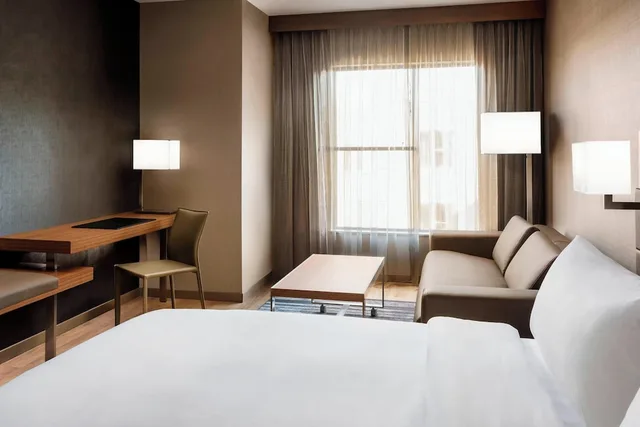 غرفة بسرير كينج لذوي الإعاقة، AC Hotel by Marriott Chapel Hill Downtown 2/3