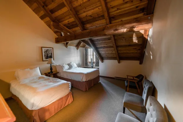 Gatehouse, 3 Queen Beds، Painter's Lodge 2/2