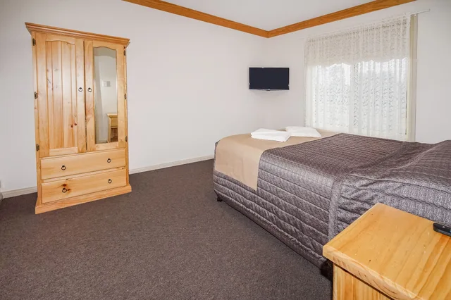 Executive, Suite, 1 Single and 2 Queen Beds, Black Gold Country Cabins & Motel 2/3