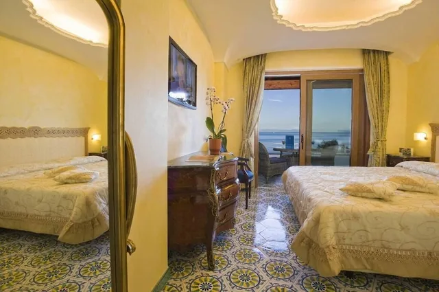 غرفة بريميير بشرفة، Strand Hotel Delfini 1/1