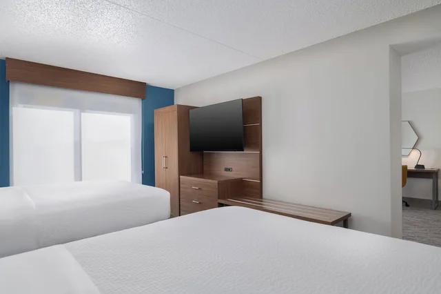 Suite, 2 Queen Beds, Sofa, Holiday Inn Express Hotel Suites Bentonville 3/6
