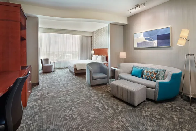 استوديو تنفيذي بسرير كينج مع أريكة، Courtyard Ottawa East 2/4