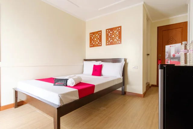 غرفة قياسية بسرير مزدوج، RedDoorz Plus near Johnson and Johnson Paranaque 1/3