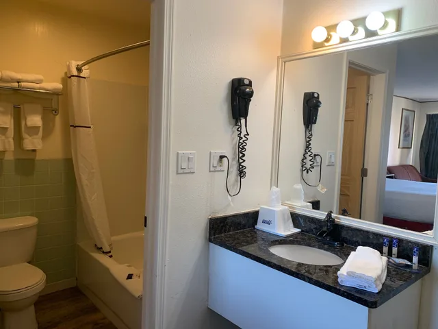 غرفة بسرير كينج مع أريكة، Americas Best Value Inn-Wall 7/8