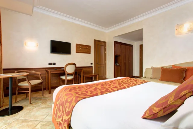 غرفة ثلاثية بسرير كوين مع أريكة، Hotel Athena Siena 8/10