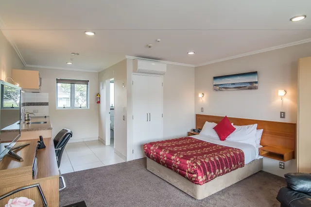 غرفة تنفيذية بسرير مزدوج وسرير فردي، Dupont Executive Motels 1/9