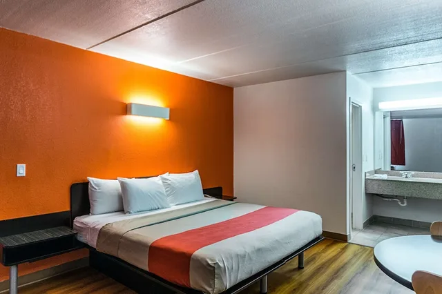 غرفة ديلوكس بسرير كينج لذوي الإعاقة، Motel6 Cleveland, TX 2/4