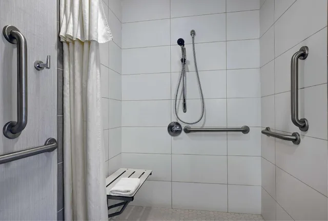 غرفة بسرير كينج بإطلالة على المسبح مع أريكة لذوي الإعاقة، Homewood Suites by Hilton Vancouver-Portland 4/5