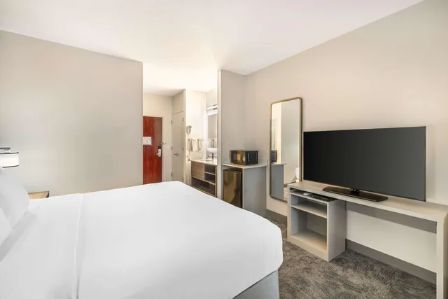 غرفة بسرير كينج مع أريكة، City Express by Marriott Redmond Airport 2/3