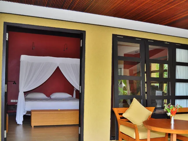 غرفة بسرير كينج بإطلالة على الحديقة مع أريكة، Villa Sabandari 2/2