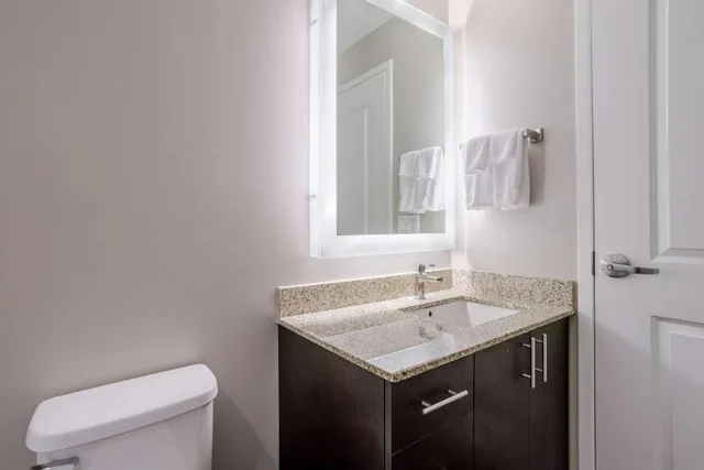 جناح بسريرين كوين بشرفة بغرفة نوم واحدة مع أريكة، Towneplace Suites By Marriott Boynton Beach 3/7