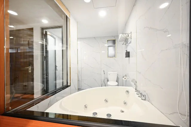 غرفة بريميوم ديلوكس بسرير كوين مع أريكة بحوض استحمام، Yoko Airport Saigon Hotel 6/6