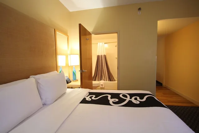 غرفة ديلوكس بسرير كينج، La Quinta Inn Suites By Wyndham West Palm Beach Airport 2/3