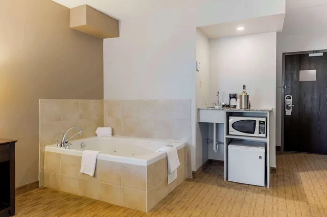 غرفة قياسية بسرير كينج بإطلالة على المسبح مع أريكة بحوض جاكوزي، Best Western Pembroke Inn Conference Centre 3/3