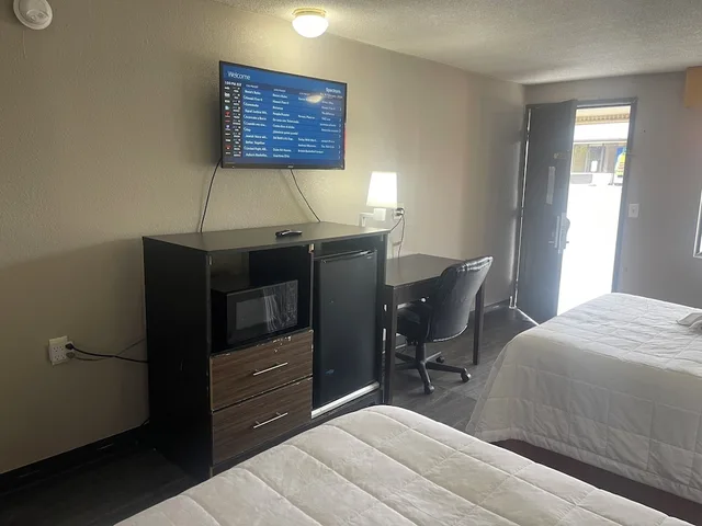 غرفة بسريرين مزدوجين، Super 8 by Wyndham Monroe 7/9