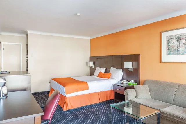 غرفة بسرير كوين، Knights Inn North Bay 3/7