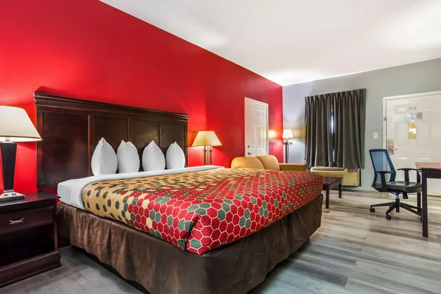 غرفة بسرير كينج للمدخنين، Econo Lodge Inn & Suites Philadelphia MS 3/4