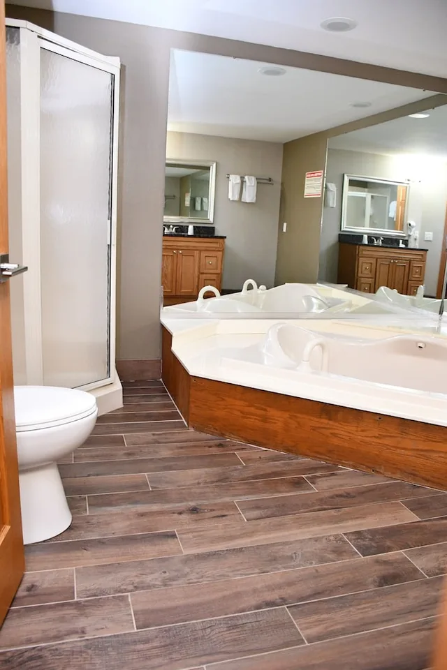 جناح بسرير كينج بحوض جاكوزي، Baymont Inn and Suites by Wyndham Platteville 5/10