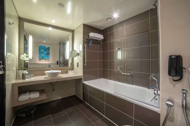 جناح جونيور بإطلالة على ملعب الجولف بشرفة، Yas Plaza Mangroves by IHG 4/7