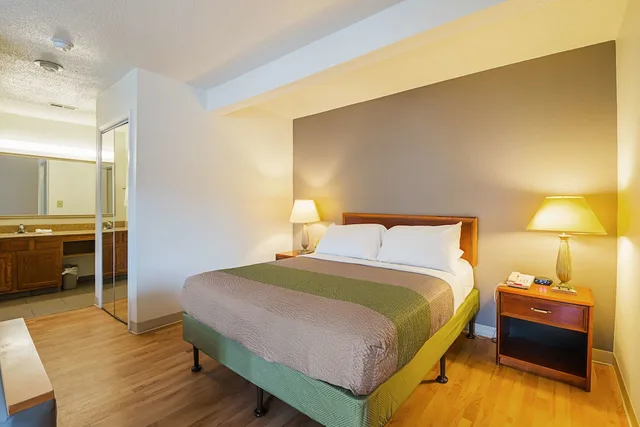 غرفة بريميوم بسرير كوين لذوي الإعاقة، Studio6 Extended Stay - Greensboro, NC 1/3