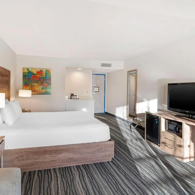 غرفة بسرير كينج مع أريكة، Best Western Posada Royale Hotel & Suites 2/3