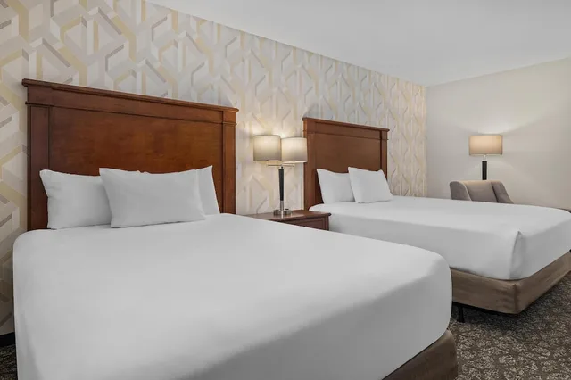 غرفة بسريرين كوين لذوي الإعاقة، Drury Inn and Suites Creve Coeur St Louis 1/4