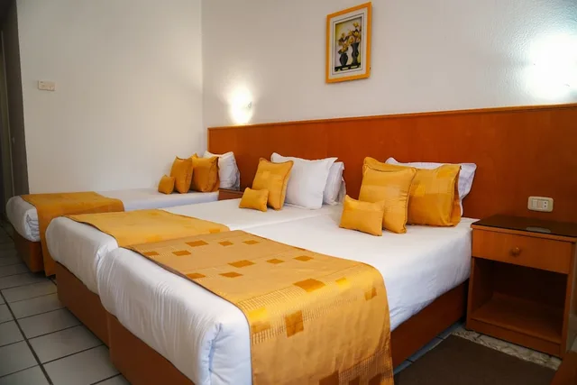 غرفة عائلية ثلاثية بثلاثة أسرّة، Hotel Le National 1/6