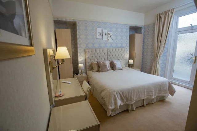Deluxe, Twin Beds, King Bed, Ground Floor, The Sands 9/10