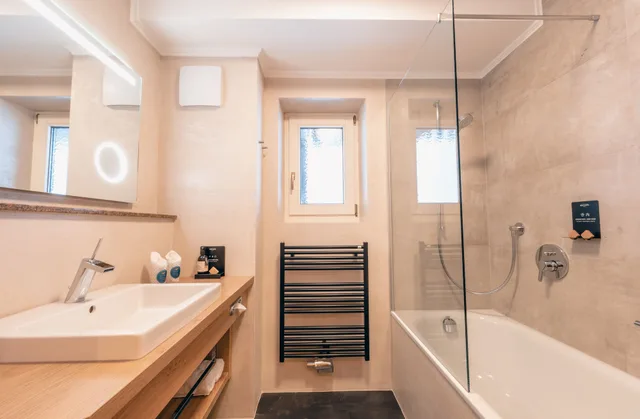 جناح بريميوم بسريرين منفصلين وسرير كوين بشرفة مع أريكة، Alpin Lodge Das Zillergrund 7/10