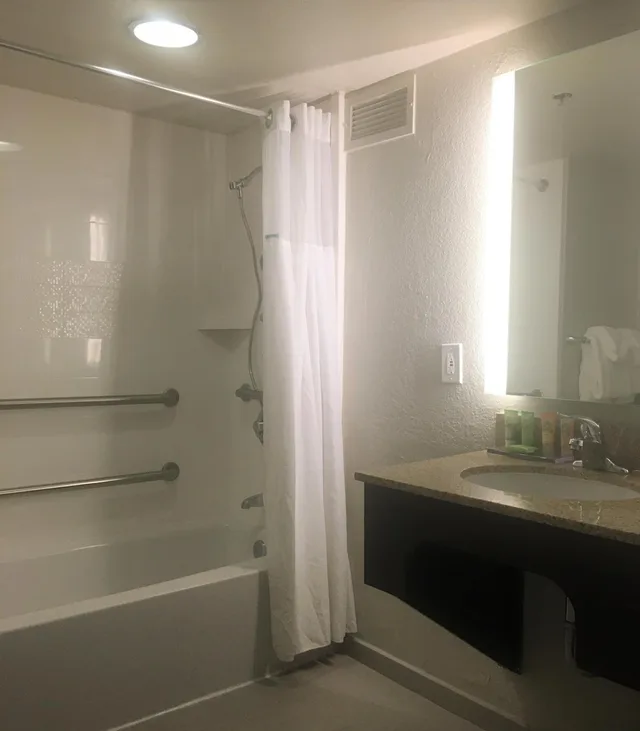 غرفة بسرير كوين لذوي الإعاقة، Wyndham Garden Lake Buena Vista Disney Springs Resort 6/7