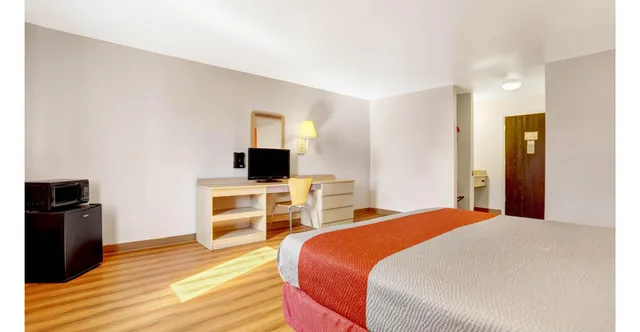 1 King Bed - Non-Smoking, Micfridge، Motel6 Espanola, NM 4/7