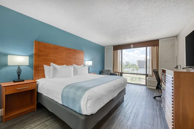 غرفة قياسية بسرير كينج بإطلالة، Best Western Orlando Gateway Hotel 2/9