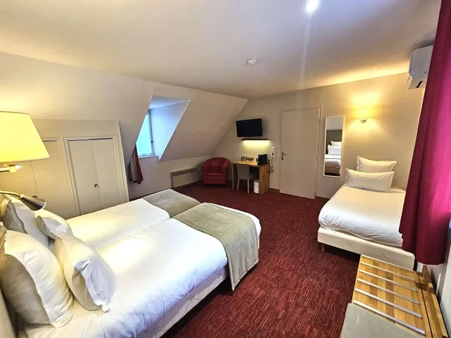 غرفة عائلية بسرير كينج مع أريكة، Auberge du Lac, Troyes 1/3