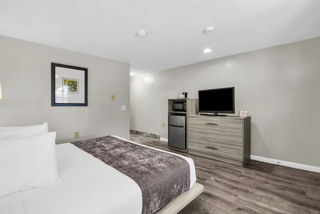 Basic, Single, King Bed, Accessible, Knights Inn Danvers 5/8